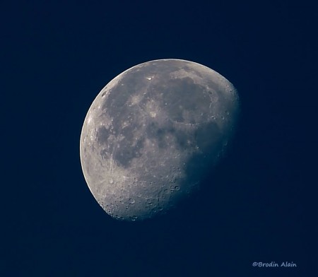 Ma petit Lune de ce matin 24 09 2013 , 42 images compiler sous registax 3 , traitement sous photoshop 7 , recadrer sous paint , APN Panasonic DMC-FZ48 sur Trépied simple , F/5.2 , 1/250 s , Iso 100 , compensation EV -1 , Longueur de la focale 35mm = 1561 