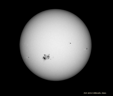 Taches solaire du 22 10 2014 compilé sous Registax 6 et traité sous CS6 , Panasonic DMC-FZ48 sur Trépied Simple muni du Minitrack LX + Filtre Astrosolar Baader D3.8 + Filtre ND